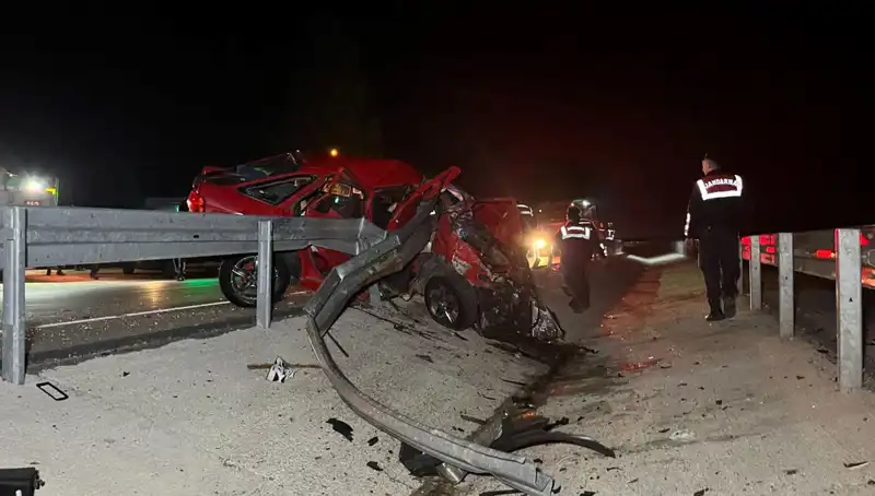 Bariyerlere Çarpan Otomobilin Korkunç Sonucu: İki Can Gitti