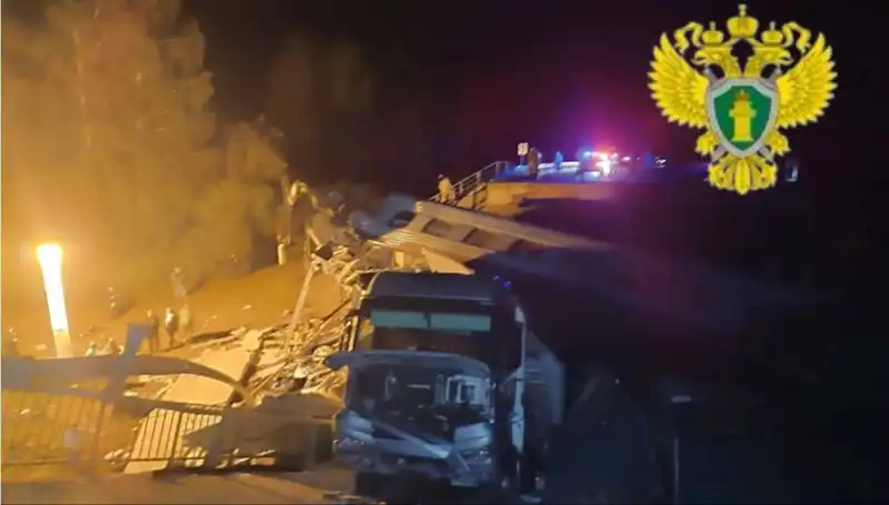 Rusya'da Köprü Çöktü: Trenin Üstüne Düşen Beton Korkunç Bir Kazaya Neden Oldu