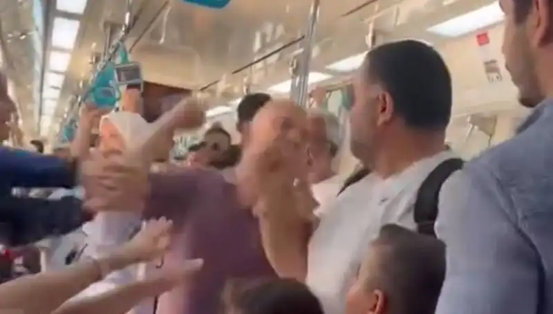 İstanbul Marmaray'da Yumruklu Kavga: Yolcular Arasında Ortalık Karıştı!