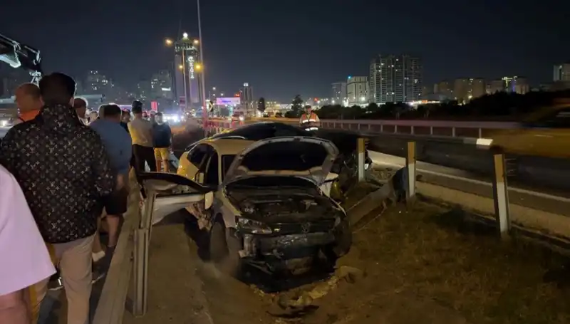 Dikkatsizlik dehşet yarattı: İki otomobil yol ayrımında boşluğa düştü