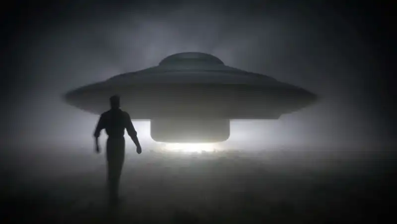 UFO Uzmanı Açıklıyor: Uzaylılar Masum İnsanları Hedef Alıyor mu?