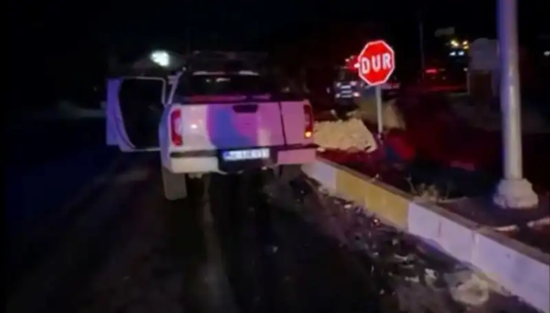 İzmir'de Kamyonet ve Ticari Araç Çarpıştı: Kazada 7 Kişi Yaralandı