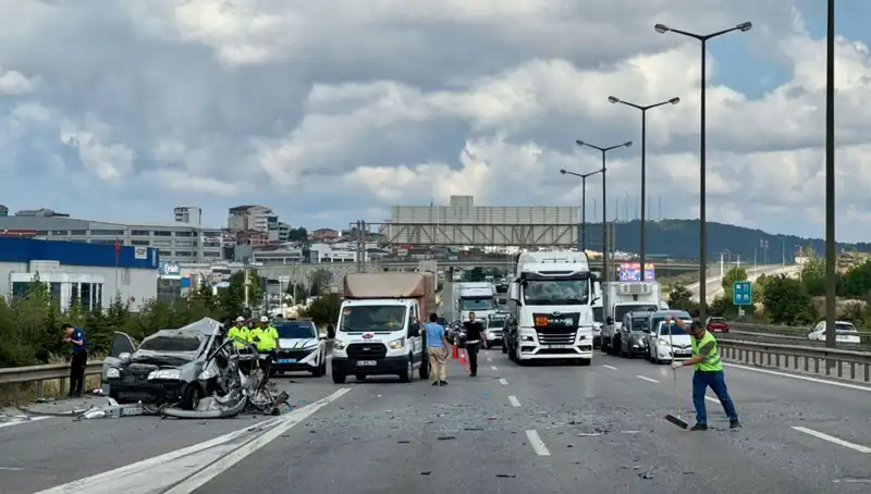 Otoyolda Trafiği Durduran Kaza: Üç Kişi Araçta Kaldı