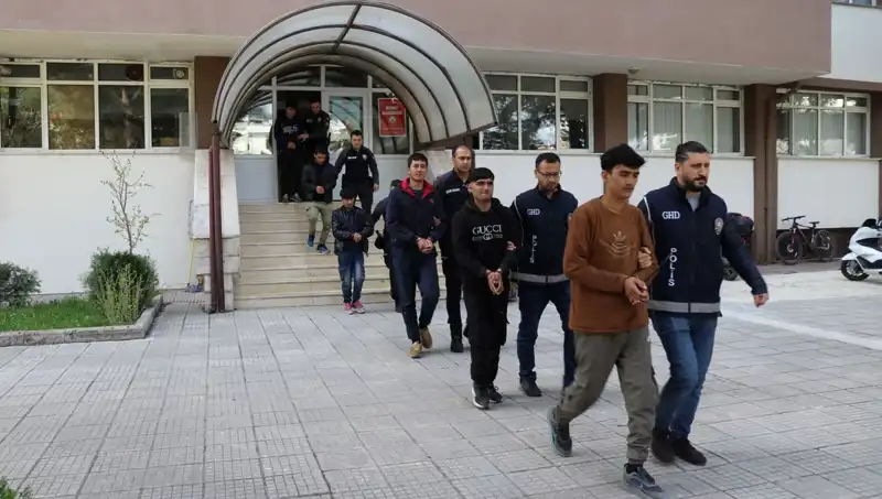 Türkiye'de İki İlde 21 Düzensiz Göçmen Yakalandı: İnsan Kaçakçılığına Karşı Mücadele