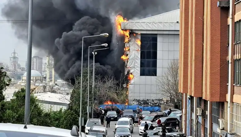 Başakşehir'de Sanayi Sitesinde Yangın Paniği: Ekipler Olay Yerinde