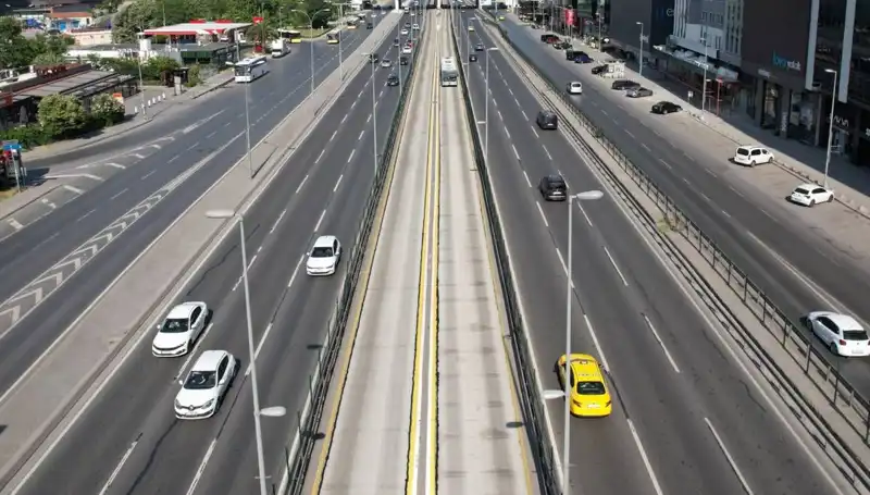 İstanbul Bayramı'nda Yolda Bayram: Boş Sokaklar Sıradışı Manzaralar Sundum