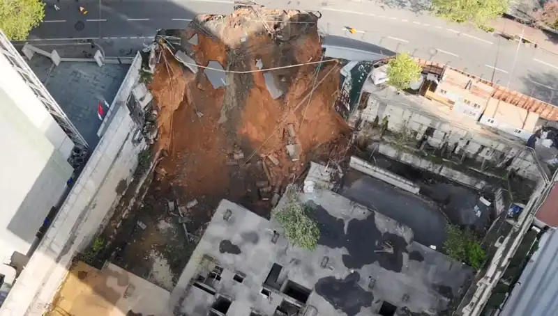 Sarıyer'de Beklenmedik Yol Çökmesi: Zamanla Yarış Başladı!