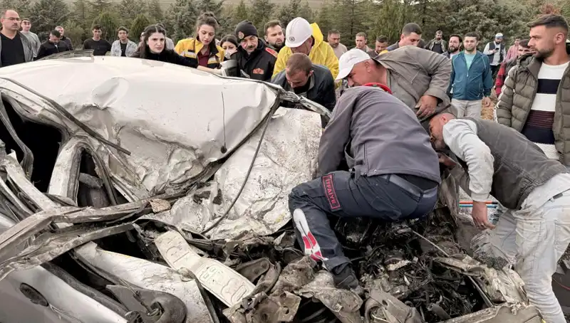TIR ile Çarpışan Araç Kağıt Gibi Ezildi: Feci Kaza Görüntülendi