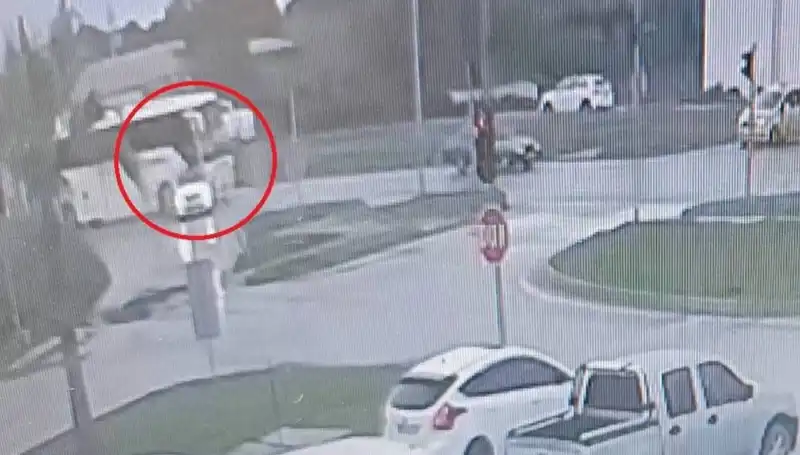 Kırmızı Işıkta Beklerken Gelen Tehlike: Yolcu Otobüsü Kaza Yaptı