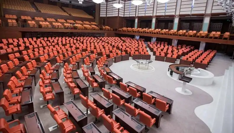 Siyasi Partilerin Bayramlaşma Programları Dikkat Çekiyor: İşte Ayrıntılar!