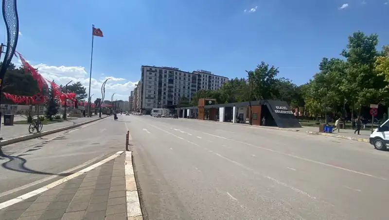 Elazığ'da Sokaklar Terke Dönüşünce Şehrin Kalbi Nasıl Atıyor?