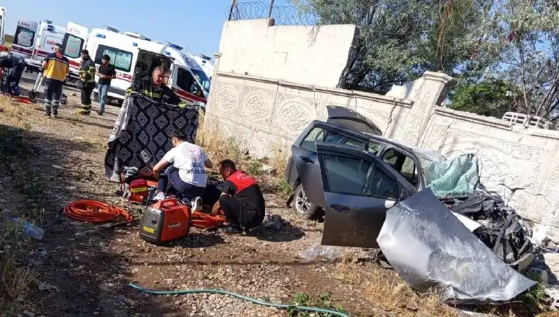 Lastiği Patlayan Araç Duvara Çarptı: Faciada 1 Ölü, 6 Yaralı