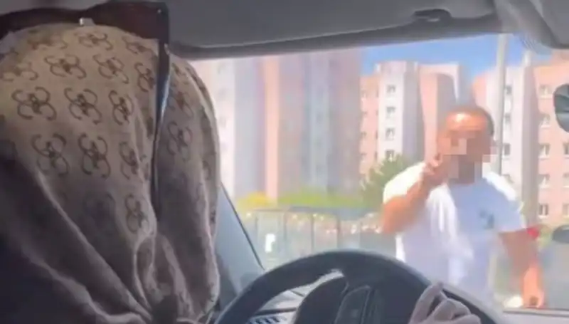Trafikte Dehşet Anı: Önünü Kesen Araç Sürücüsüne Yumruklarla Atak!