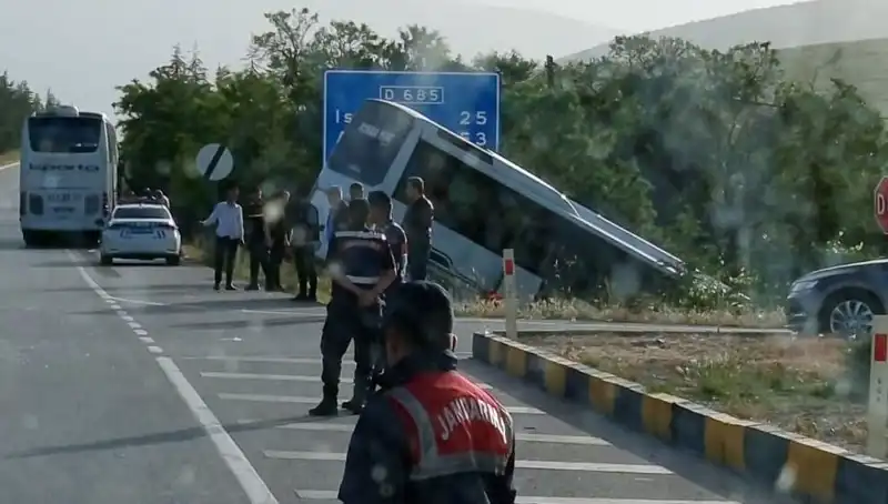 Isparta'da Tur Otobüsü ve Yolcu Otobüsü Çarpıştı: Hayat Kurtaran Detaylar