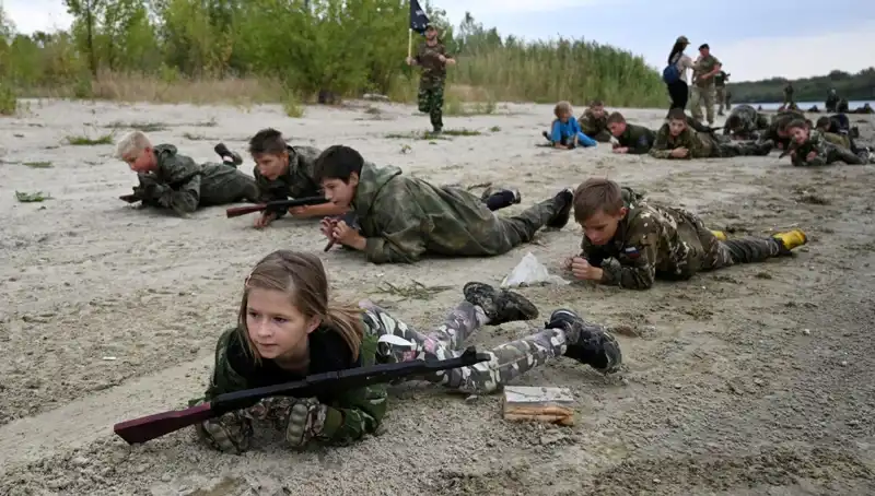 8 Yaşındaki Savaşçı Çocuklar: Rusya'da Askeri Eğitim Şoku
