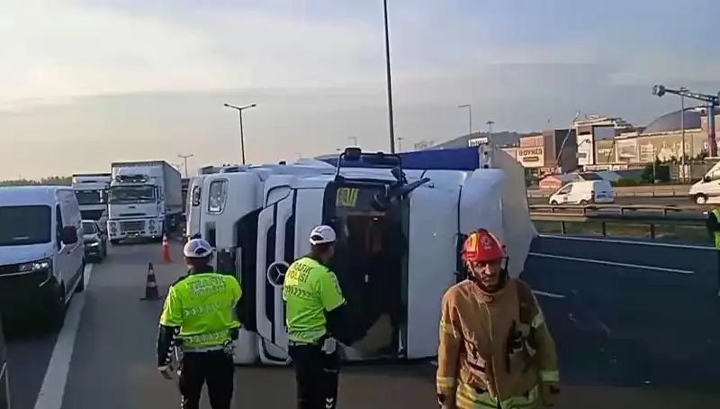 Pendik TEM Otoyolu’nda TIR Devrildi: İstanbul Yoğunluğu Baş Gösterdi