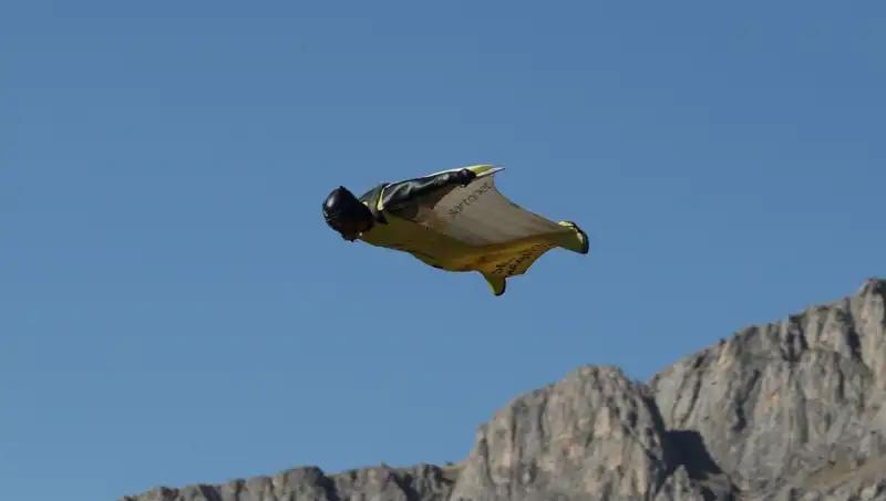 Erzincan'da "Yarasa Adam" Heyecanı: 250 Kilometre Hızla Adrenalin Dolu Atlayış