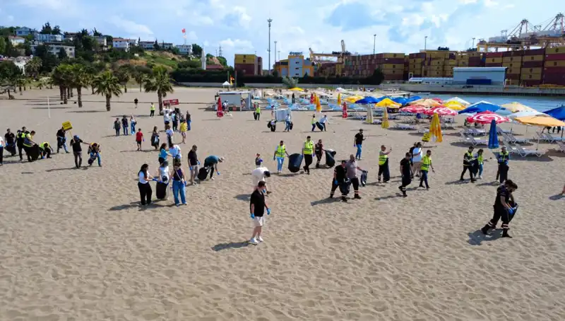 Plaj Temizliği: Deniz Sevdamızı Koruma Görevinde Gönüllüler Bir Araya Geldi