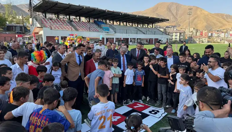 Hakkari'de Coşkuyla Kutlanan Anadolu Şenliği, Renkli Bir Başlangıç Yaptı