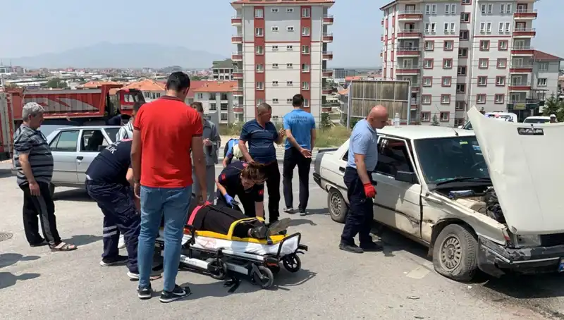Kavşakta Feci Kaza: İki Yaralı, Trafik Durma Noktasına Geldi!