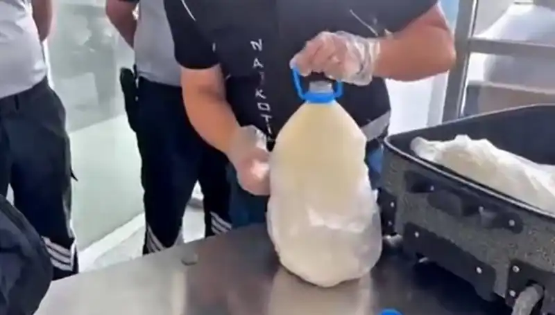 Havalimanında Şok: Süt Şişesinde 12 Kilo 800 Gram Kaçak Madde Ele Geçirildi