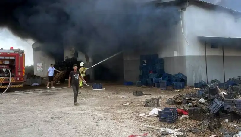 Yangın Alarmı: Plastik Kasa Deposunda Oluşan Felakette Simsiyah Dumanlar Yükseldi