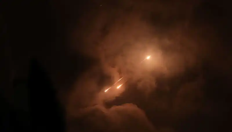 İran'ın Gece Saldırıları: Füzelerin Ateşlenme Saatlerindeki Gizem