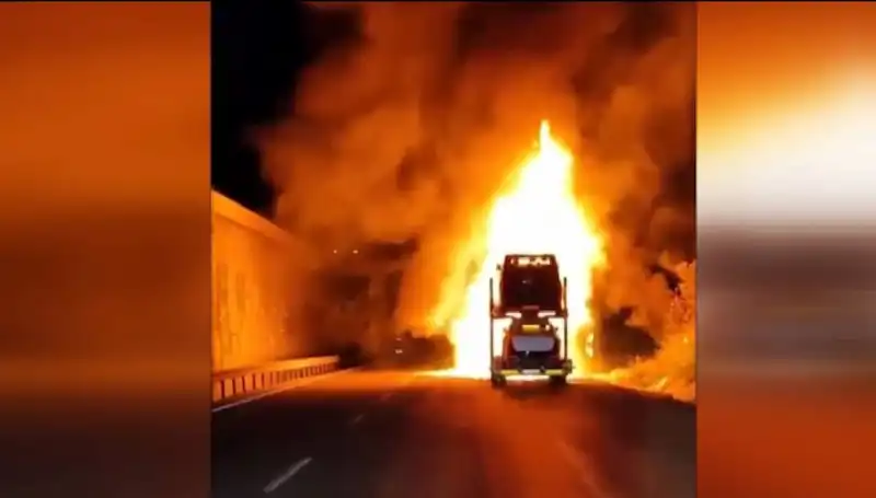 Otomobil Yüklü Tırda Büyük Yangın: 8 Araç Küller İçinde Kaldı!