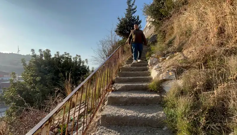 Uçurum Kenarına İnen Merdivenler: 107 Adımda Hayata Dönüş
