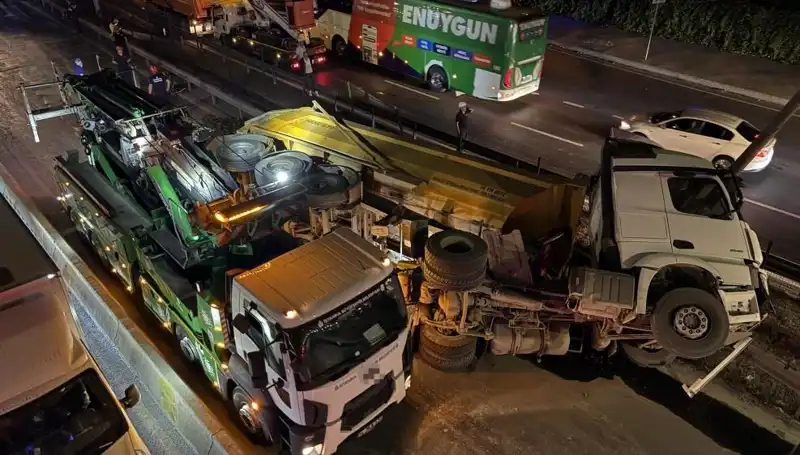 Moloz Yüklü Hafriyat Kamyonu Devrildi: Kaza Anı Güvenlik Kamerasında!