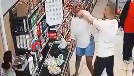 Markette Kasa Sırasında Şok Olay: Bir Çocuğun Gözleri Önünde Kadına Saldırı!
