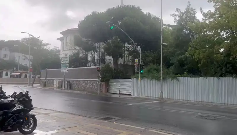 İstanbul'un Nefes Aldığı Anlar: Sağanak Yağmur Şehri Sarhoş Etti
