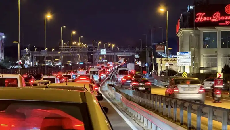 Yenibosna Metrobüs Yaya Üst Geçidinde Güvenli ve Modern Yapım Çalışmaları Başladı