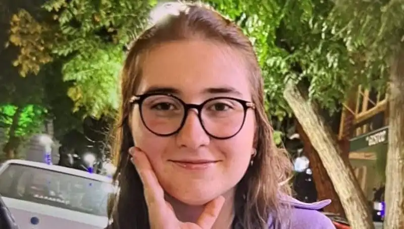 Çanakkale'de Gizemli Kayboluş: Lise Öğrencisi Ayşegül'ü Arama Çalışmaları Devam Ediyor