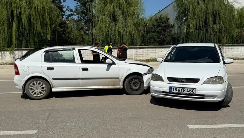 İki Otomobil Çarpıştı: Kaza Sonucu Yaşanan Dram ve Yaralılar