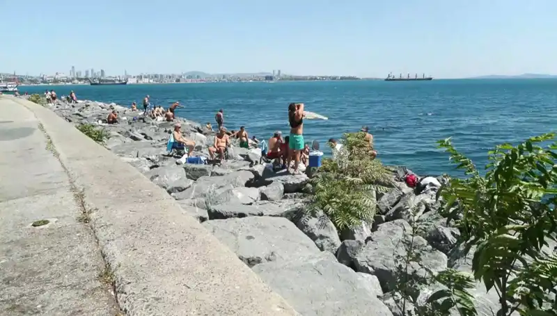İstanbullular Sıcak Havalarda Sahilde Huzur Buluyor: Yaz Geldi Mi?
