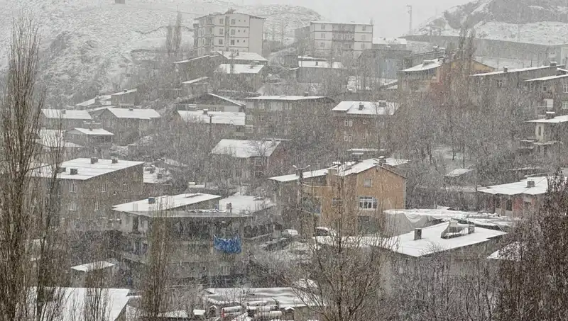 Hakkari'de Nisan Ayında Kar Yağışı Şaşkınlık Yarattı