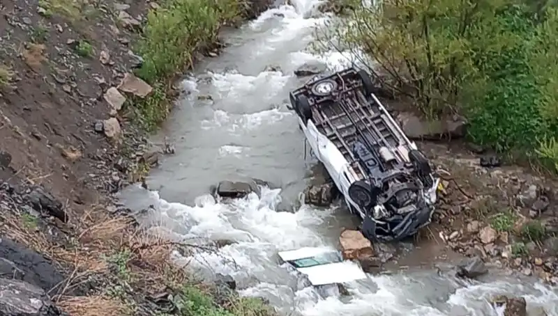 Hakkari'de Minibüs Devrildi: Can Pazarı Yaşandı, İki Kayıp Dağlarda