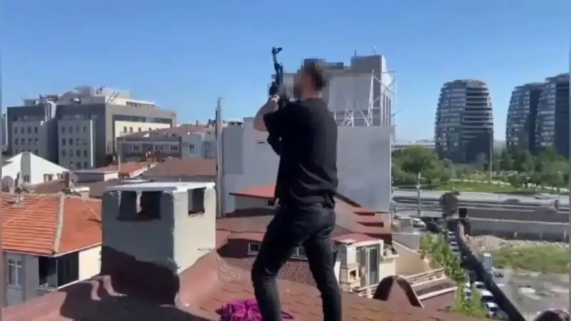 İstanbul'da Dramatik Operasyon: Çatıdan AK-47'li Teröristler Yakalandı