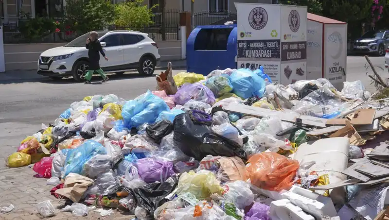 İzmir'de Çöp Yığınları: Temizlik Sorunu Şehirde Krize Mi Dönüşüyor?