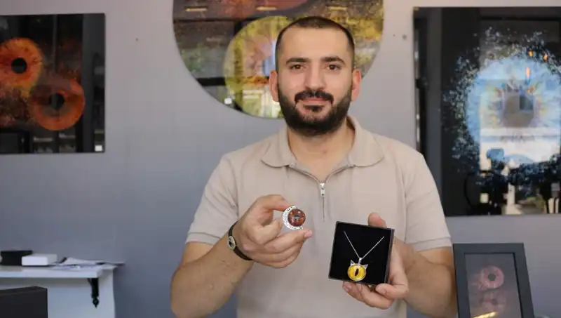 İris Fotoğraflarını Takı ve Tabloya Dönüştüren Sanatçı: İlk Uygulayan Kişi Olmaktan Gururluyum