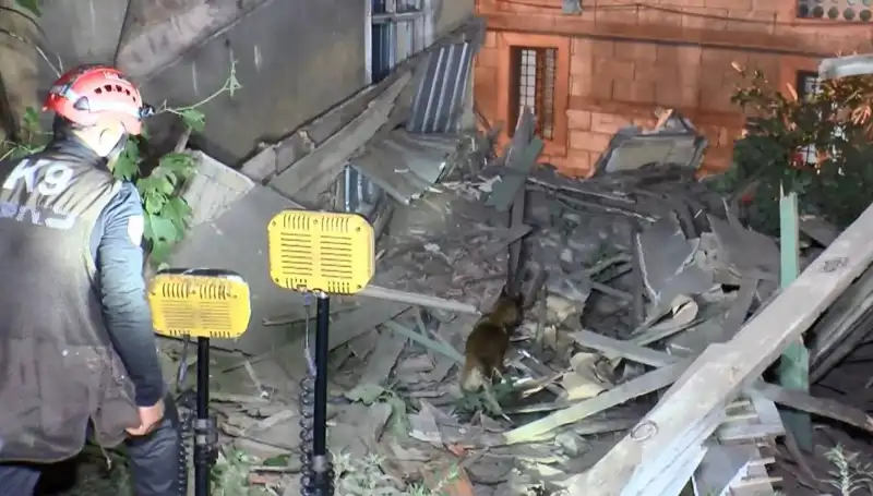 İstanbul'da Şok Edici Çöken Bina: Deprem Sonrası Hasar Neden Oldu?