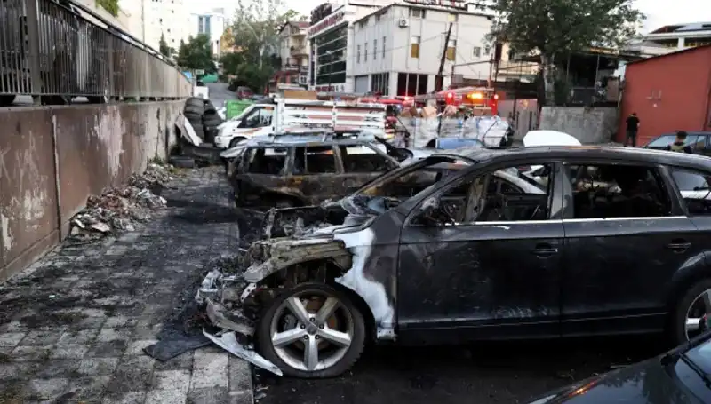 Sanayi Alanında Yangın: Bekleyen Araçlar Alev Alev Yandı!