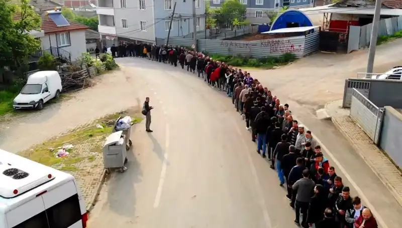 Bursa'da Bayram Coşkusu: 1 Kilometrelik Kuyruk Mahallenin Geleneğini Yaşatıyor