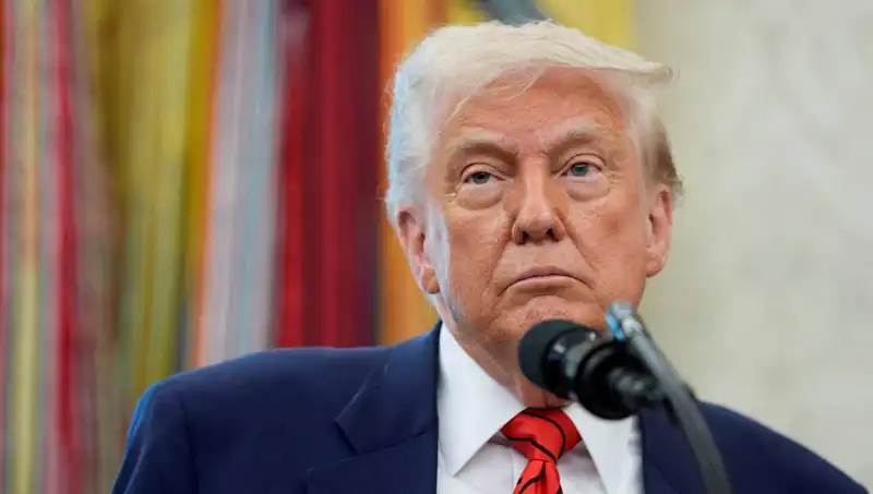 Trump'ın G7 Zirvesi Fırtınası: Erken Ayrılık ve Acil Beyaz Saray Toplantısı