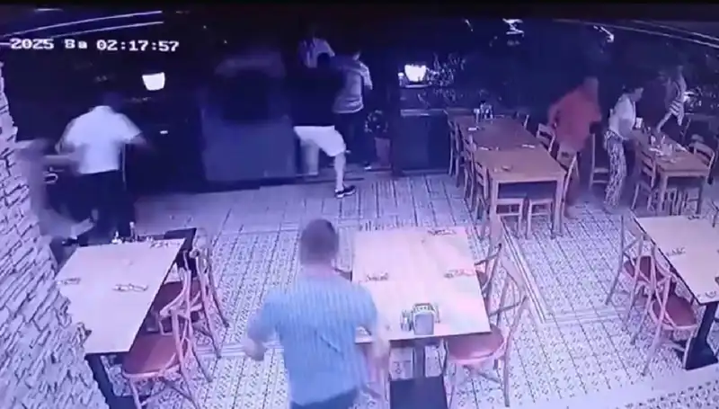 Deprem Anı Güvenlik Kamerasına Yansıdı: O Anların Görüntüleri Şok Etti!