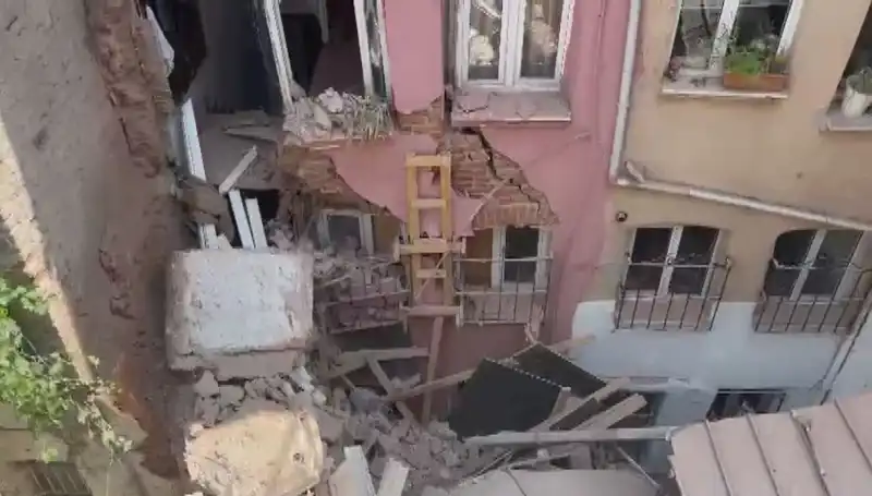 İstanbul'da Üç Katlı Bina Balkonunun Çökmesi: Olay Anı ve Detaylar