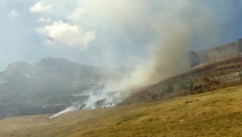 Kars Kalesi Eteklerinde Büyük Anız Yangını: Tahribat ve Mücadele