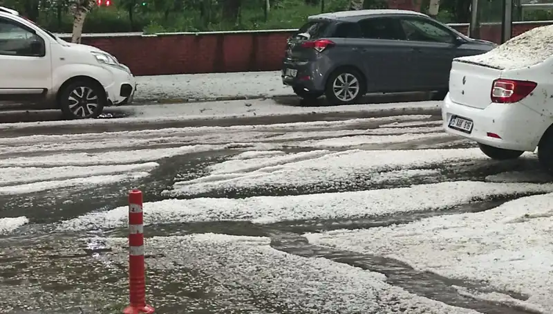 Ardahan'da Şiddetli Dolu Yağışı: Şehir Bembeyaz Bir Görünüme Kavuştu!