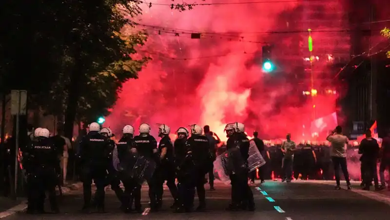 Sırbistan'da Erken Seçimler İçin Sokakları Dolduran On Binler: Gözaltılar Yaşandı